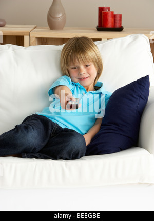 Kleiner Junge vor dem Fernseher zu Hause Stockfoto