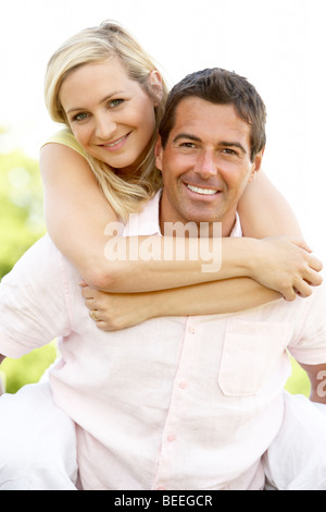 Junge Paare, die Spaß in Landschaft Stockfoto