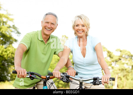 Älteres Paar Fahrrad fahren Stockfoto