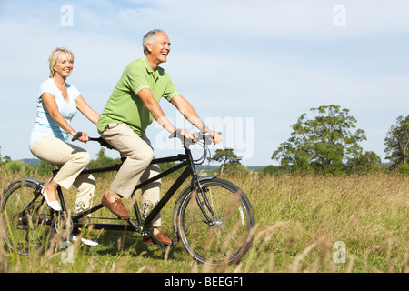 Älteres Paar Reiten tandem Stockfoto