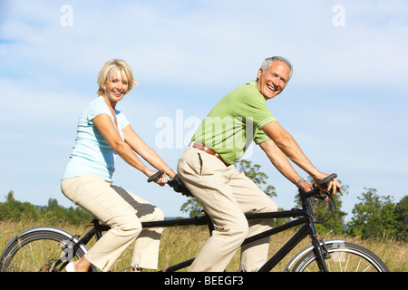 Älteres Paar Reiten tandem Stockfoto