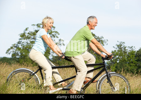 Älteres Paar Reiten tandem Stockfoto