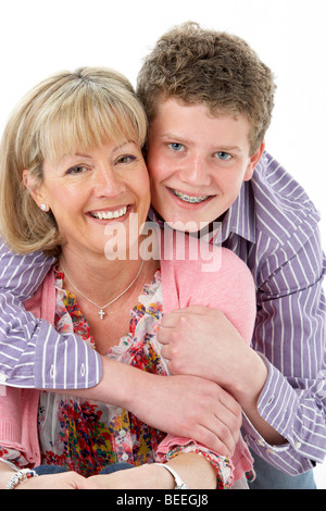 Studioportrait of Smiling Teenage Boy mit Mama Stockfoto