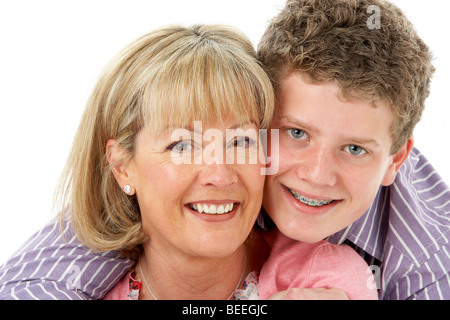 Studioportrait of Smiling Teenage Boy mit Mama Stockfoto