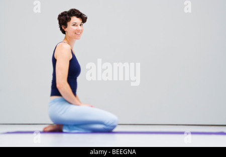 Porträt der jungen Frau in einem Yogastudio. Stockfoto