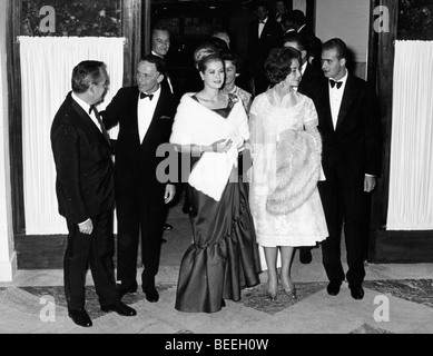 Sänger Frank Sinatra mit Freunden und Lizenzgebühren an einen Sportverein in Monte Carlo Stockfoto