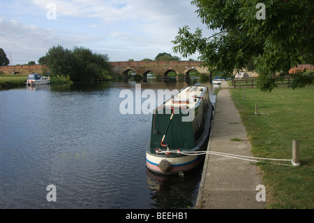 Kanal-Schiff vor Anker am Fluss Ouse in der Nähe von Brücke Stockfoto