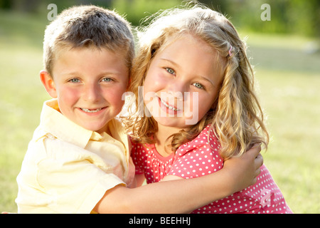 2 Kinder im freien umarmt Stockfoto