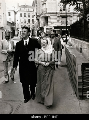 Algerische Präsident Ben Bella Spaziergänge durch Paris mit seiner Mutter Stockfoto