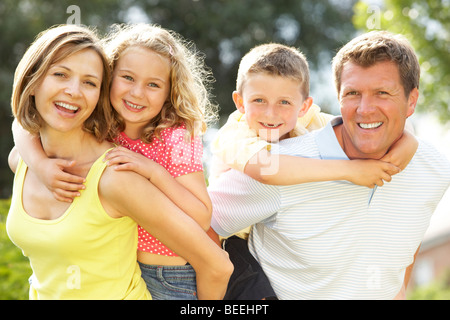 Familie Spaß in Landschaft Stockfoto