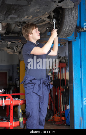 Mechaniker arbeiten am Auto Stockfoto