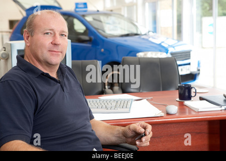 Autoverkäufer sitzen im showroom Stockfoto