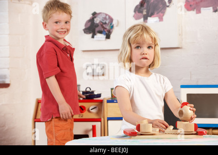 Autoverkäufer sitzen im showroom Stockfoto