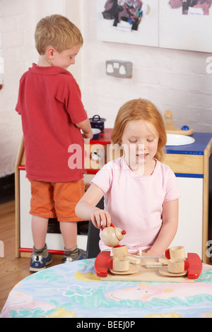 Zwei junge Kinder spielen gemeinsam am Montessori/Pre-School Stockfoto