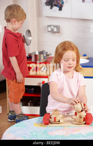 Zwei junge Kinder spielen gemeinsam am Montessori/Pre-School Stockfoto