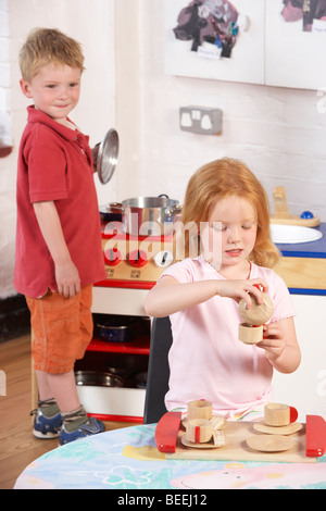 Zwei junge Kinder spielen gemeinsam am Montessori/Pre-School Stockfoto