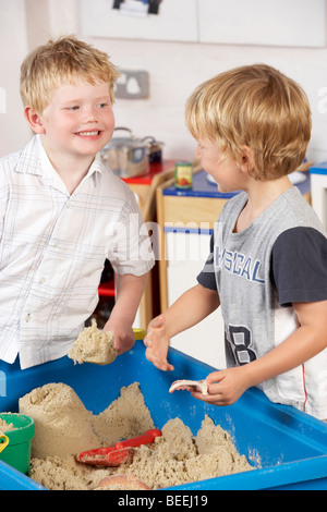 Zwei junge Kinder spielen gemeinsam am Montessori/Pre-School Stockfoto