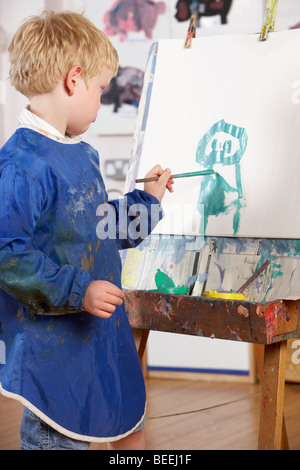 Zwei Jungen spielen zusammen im Sandkasten Stockfoto