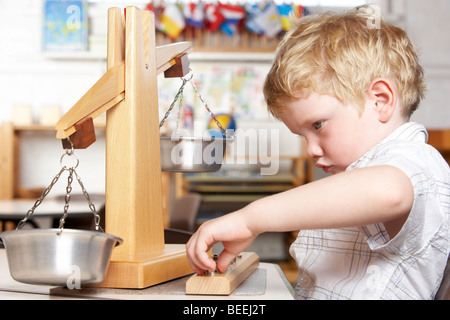 Kleiner Junge bei Montessori/Pre-School spielen Stockfoto