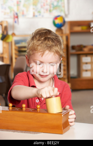 Kleiner Junge bei Montessori/Pre-School spielen Stockfoto