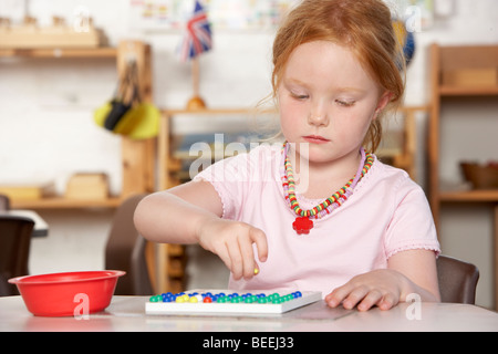 Kleiner Junge bei Montessori/Pre-School spielen Stockfoto