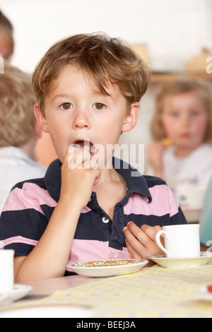 Erwachsene mit zwei Kindern bei Montessori/Pre-School spielen Stockfoto