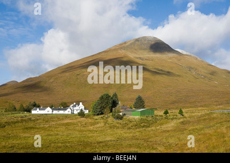 Cluanie Inn befindet sich am Ende des Loch Cluanie in Glen Shiel West Highlands Schottland Stockfoto