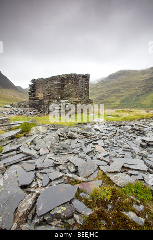 Die Überreste der verlassenen Llyn Cwmorthin Slate Mine hoch über Blaenau Ffestiniog in Snowdonia, Nordwales. Stockfoto