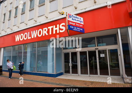 Ehemalige Woolworths Shop zu vermieten in Neath South Wales UK Stockfoto