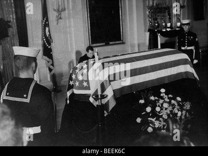 US-Präsident John Fitzgerald Kennedy liegt im Bundesland nach seiner Ermordung. Stockfoto