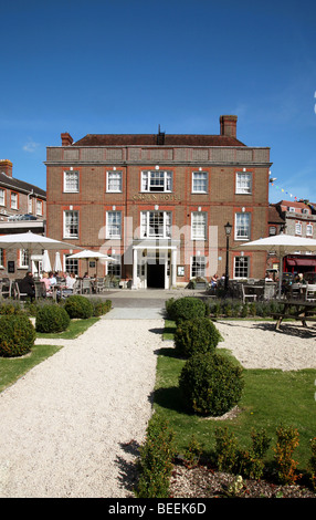 Das Jahrhunderte alte Krone Hotel, ein beliebter Treffpunkt in Blandford Forum Stockfoto