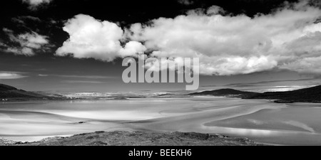 Luskentire Strand, Isle of Harris, Äußere Hebriden, Schottland, Panoramablick. Schwarz und Weiß Stockfoto