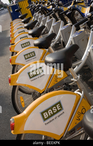 Gesponserte Fahrradverleih sind auf einem Bürgersteig in Saint-Gilles Brüssel aufgereihten Stockfoto