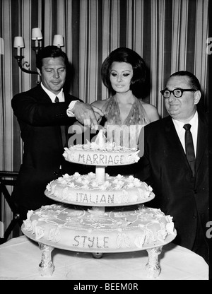 Schauspielerin Sophia Loren mit Marcello Mastroianni und Joseph E. Levine im "Ehe italienischen Stil" Stockfoto