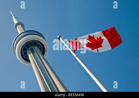 Der CN Tower und kanadischen Nationalflagge, Toronto, Ontario, Kanada, Nordamerika Stockfoto