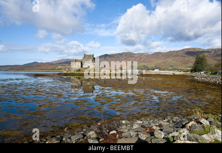 Eilean Donan Castle befindet sich in Dornie Loch Duich in den westlichen Highlands von Schottland Stockfoto
