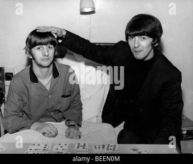 Die Beatles George Harrison besuchen Bandkollege Ringo Starr im Krankenhaus Stockfoto