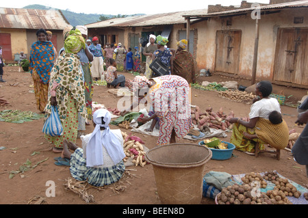 Bakonzo Frauen in einem Dorf Markt, Rwenzoris, West-Uganda, Afrika Stockfoto