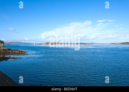 Volle Breite der Skye Road Bridge von Kyleakin aus, die die Insel Skye mit dem schottischen Festland bei Kyle of Lochalsh verbindet Stockfoto