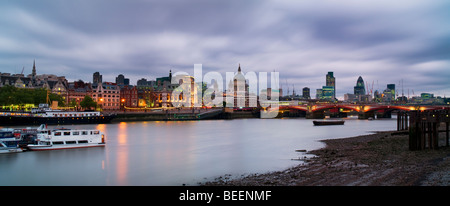 Die Skyline von London in der Abenddämmerung, UK Stockfoto