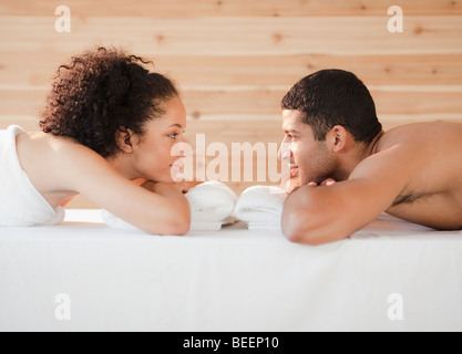 Paar Verlegung von Angesicht zu Angesicht auf Massagetisch Stockfoto