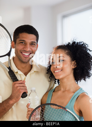 Paar mit Tennisschläger Stockfoto