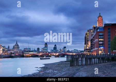 Die Skyline von London in der Abenddämmerung, UK Stockfoto