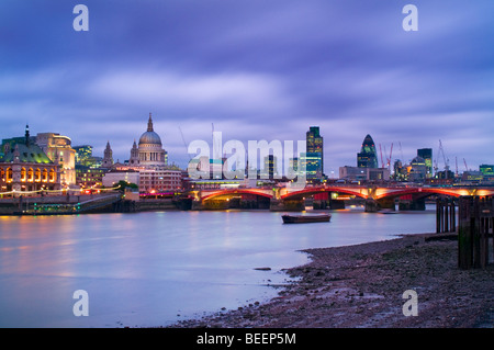Die Skyline von London in der Abenddämmerung, UK Stockfoto
