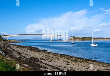 Die Skye Road Bridge von Kyleakin aus, die die Insel Skye mit dem schottischen Festland bei Kyle of Lochalsh Scotland verbindet Stockfoto