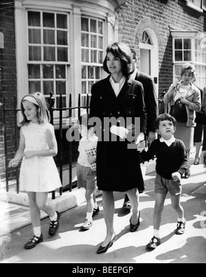 Jackie Kennedy in London mit Kindern Stockfoto