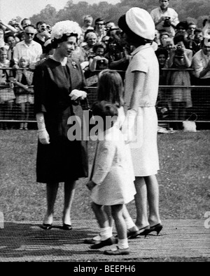 Jacqueline Kennedy und ihre Kinder im Gespräch mit der Königin an Präsident Kennedy Einweihung Gedenkstätte Stockfoto