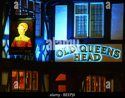 Die alten Königinnen Kopf Inn bei Nacht, Foregate Street, Cheshire, Cheshire, England, UK Stockfoto