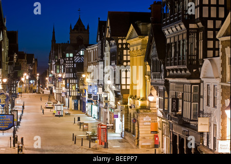 Mittelalterliche Zeilen Gebäude am Eastgate Street bei Nacht, Chester, Cheshire, England, UK Stockfoto