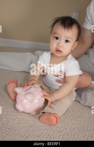 Chinesischen Vater und Kind mit Sparschwein Stockfoto